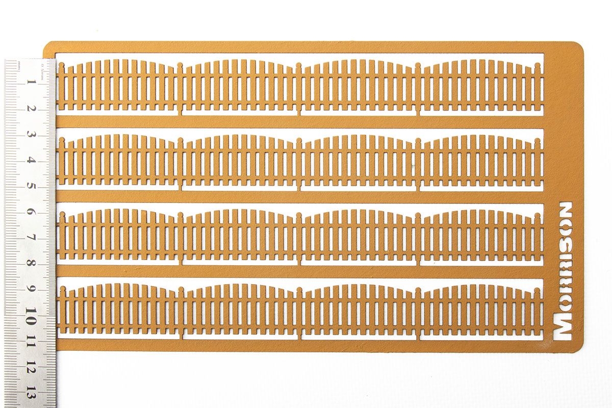 009zp028 Деревянный забор-штакетник фигурный (высота 2 см). Общая длина в наборе 74 см.