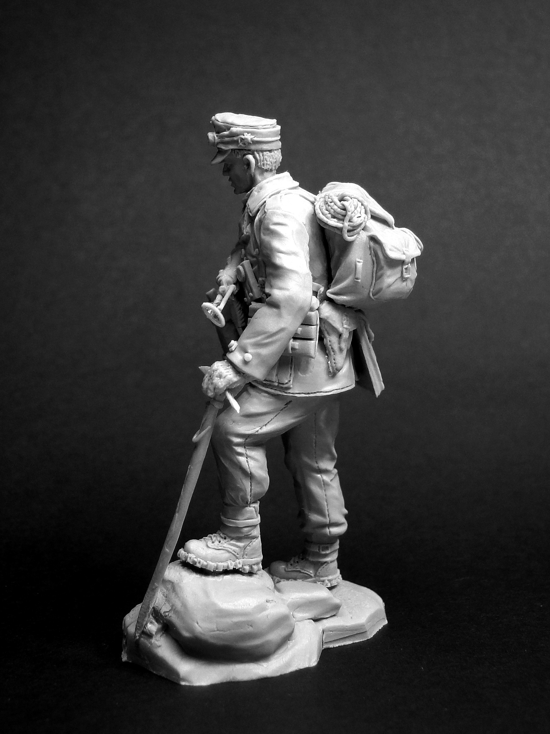 CHM-54063(M). Офицер немецких горных егерей, 1942-45 гг. 54 мм. Материал - белый металл. Chronos Miniatures