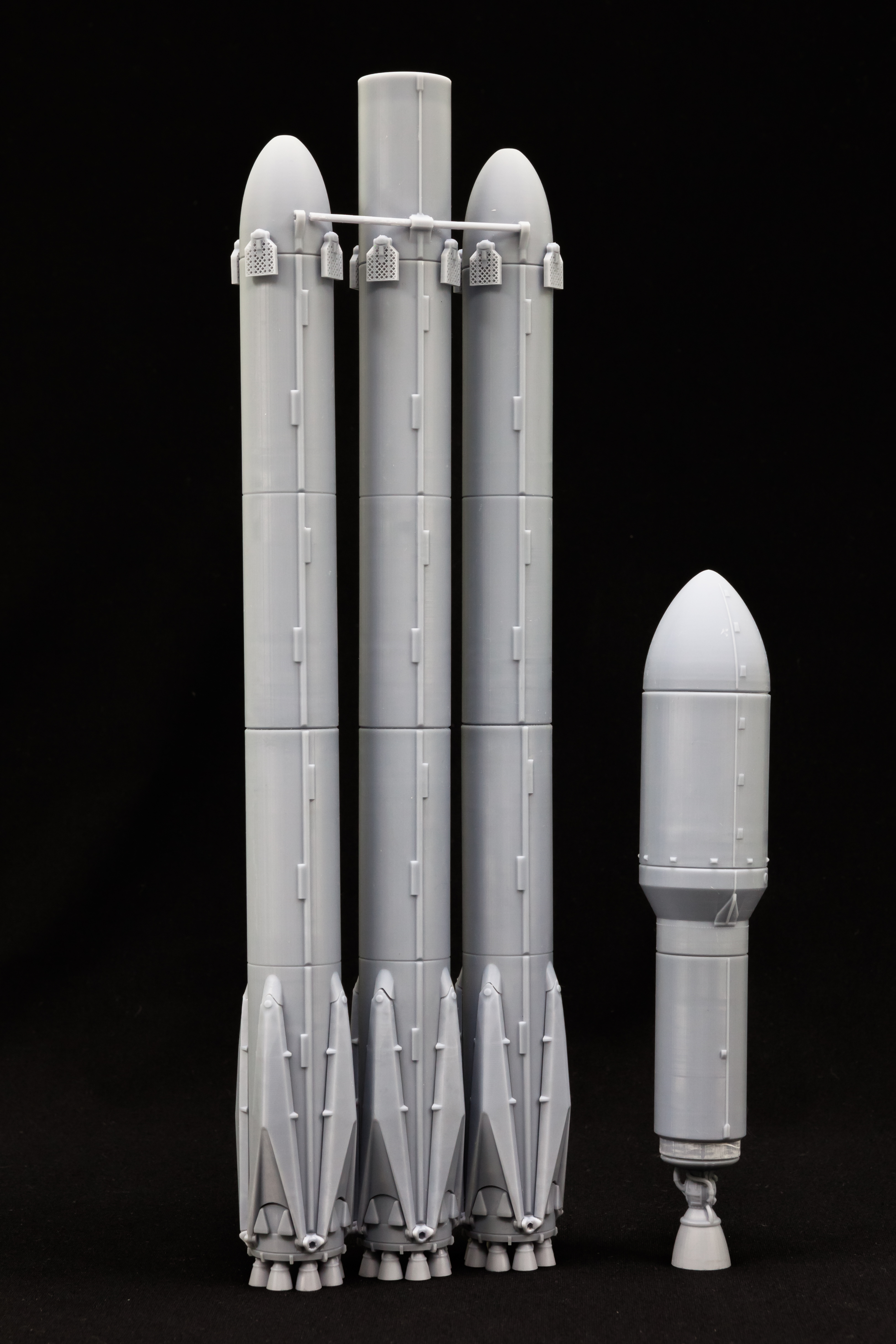 AM145044 Ракета тяжелого класса Фалкон Хэви (Falcon Heavy) с родстером Тесла Arma Models