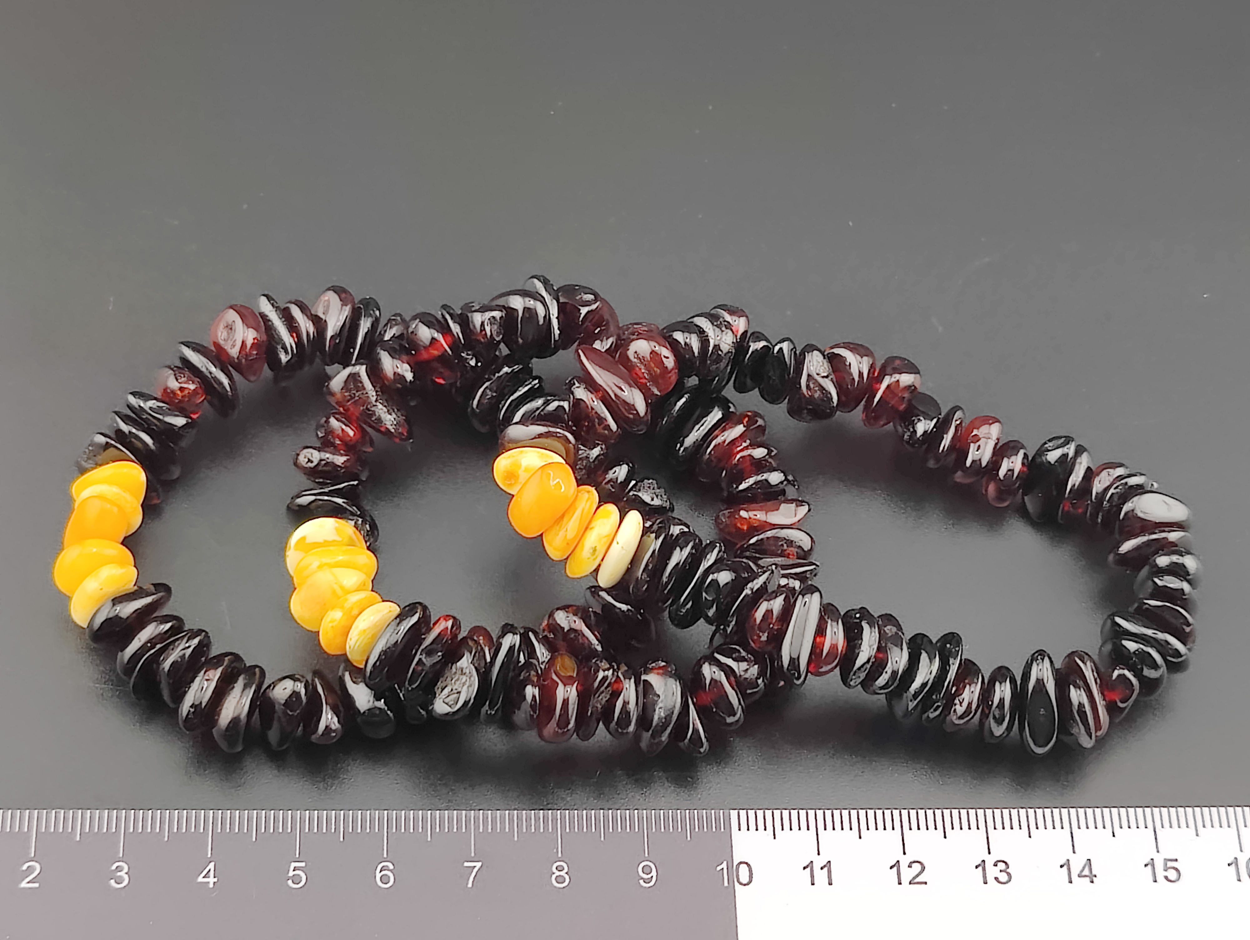 AAM0046 Браслет из балтийского янтаря. "Коньяк" с белым акцентом