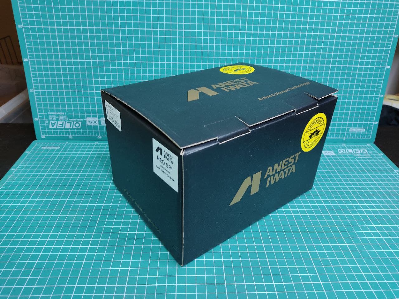 NEOSP1IW Стартовый комплект для аэрографии (компрессор IS-30 Neo, аэрограф Neo HP-CN, набор для чистки, 5 базовых акриловых красок, разбавитель, очиститель)