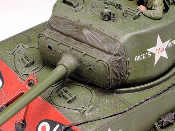 35359T Американский танк Medium Tank M4A3E8 Sherman - Easy Eight Korean War с двумя фигурами. В комплекте виниловые траки Tamiya