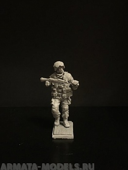 5054ТБ Боец с автоматом с глушителем и бородой