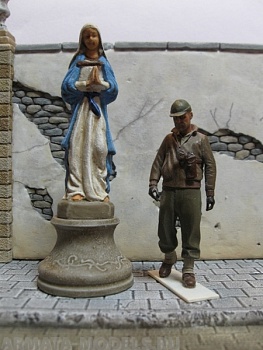 35129RIS Praying Madonna Statue