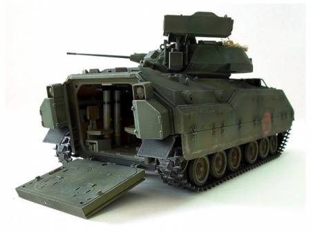 35132T Американский БTР M2 Bradley IFV с внутренним интерьером, 1фигура. Tamiya