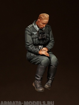 3575SOGA Sleeping german feldwebel panzergrenadier.